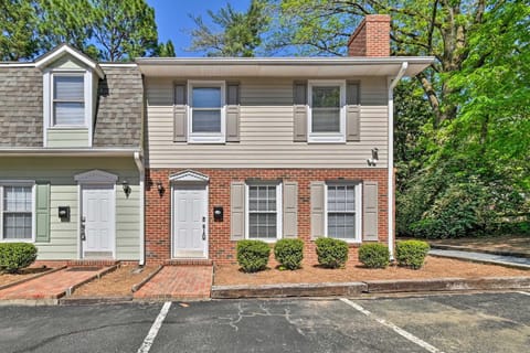 Downtown Southern Pines Townhome with Deck! Casa in Southern Pines
