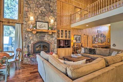 Expansive Cabin with Hot Tub and Walk to Ski Lift! House in Big Bear