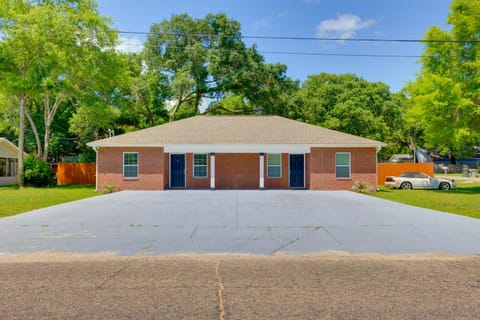 Dog-Friendly Pensacola Duplex about 7 Mi to Downtown Apartment in Bellview