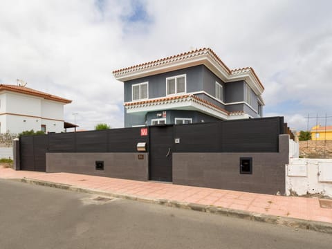 Entire Home Meloneras BBQ Jacuzzi PoolGolf Chalet in Maspalomas
