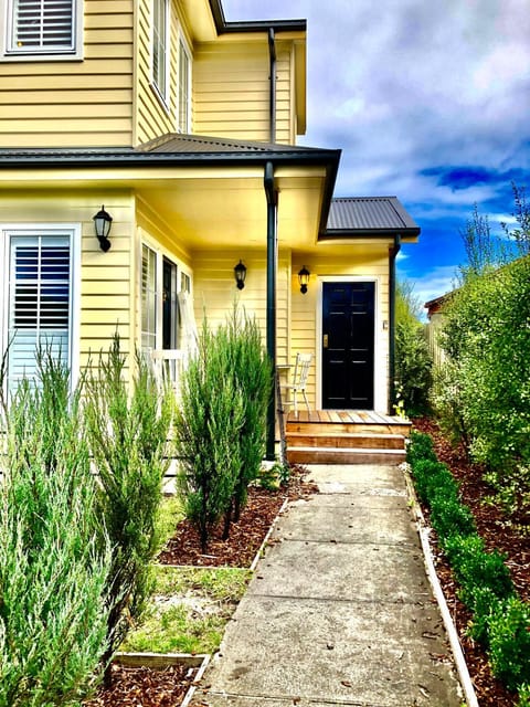 Property building, Facade/entrance, Garden