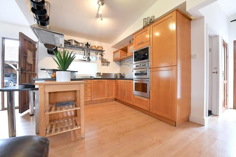 Gorgeous 3BD Cottage in the Heart of Guildford Casa in Guildford
