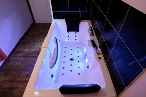 NG Prestige - Lille I Roubaix Centre - 121 - Balnéo - Kitchenette - Terrasse Apartment in Flanders