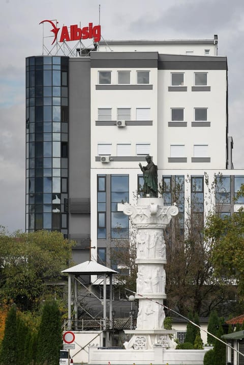 Facade/entrance, Area and facilities