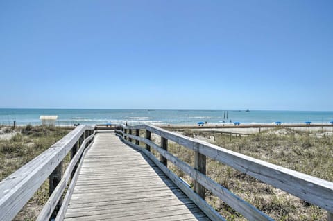 Calm Coastal Haven with 2 Balconies Near Beach Casa in Carolina Beach