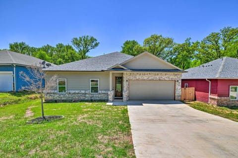 Newly Constructed Mansfield Home with Fenced Yard! Haus in Mansfield
