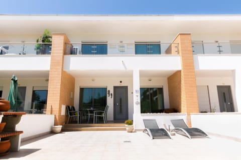 Sunny villa facing the swimming pool Condo in Olhos de Água