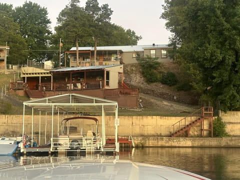 Ledgerock lake house! Boat included march-October,outside bar, Pool table,family fun center Haus in Piney