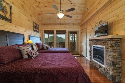 Big Bear Retreat - 4 Bedrooms, 4,5 Baths, Sleeps 12 cabin House in Douglas Lake