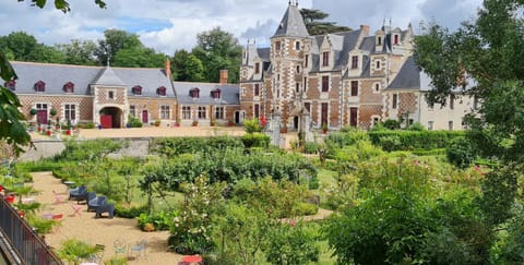 Property building, Spring, Day, Natural landscape, Garden, Garden view, Landmark view