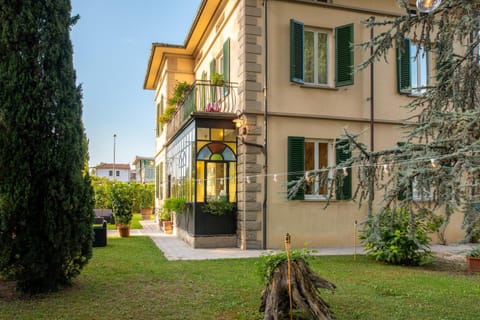 Property building, Facade/entrance, Garden