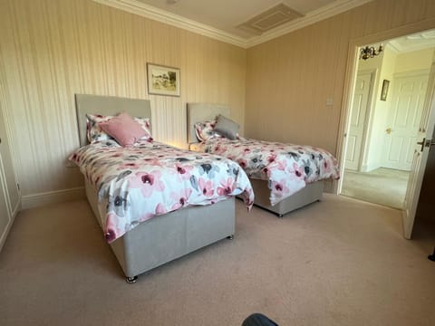 Spacious bungalow with large private garden Haus in Trowbridge