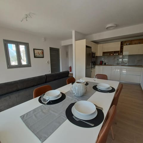 Dining area, kitchen