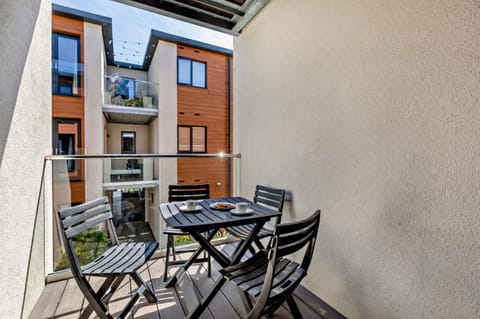 Property building, View (from property/room), Balcony/Terrace, Dining area