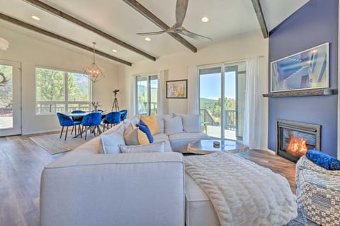 Luxe Pine Escape with Mtn Views and Gas Fire Pit! Casa in Pine