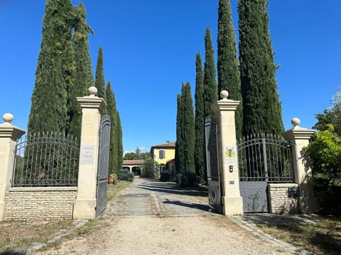 BASTIDE DU DEFENDS Bed and Breakfast in Pertuis