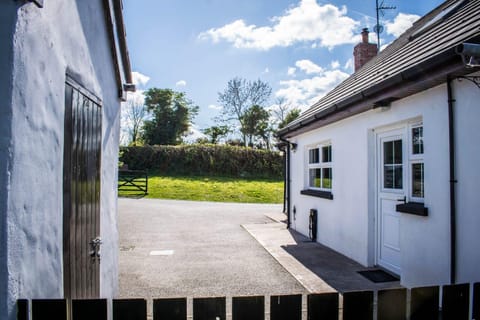 The Heights & Hollows Farmhouse, Saul, Downpatrick, SLEEPS 14 House in Northern Ireland