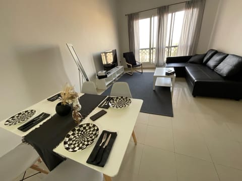 Communal lounge/ TV room, TV and multimedia, Living room, Seating area, Dining area