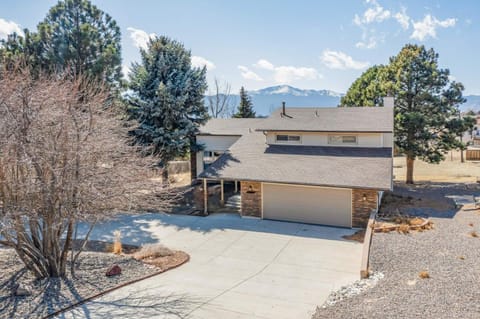 NEW 5BR House with Peak Views in Colorado Springs House in Colorado Springs