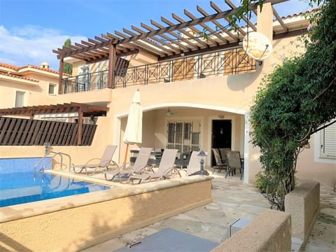 Property building, Balcony/Terrace, Pool view, Swimming pool, sunbed