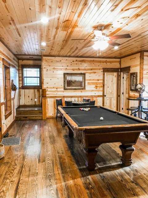 Stone Mountain Lodge 5000sqft 6 Bed Game Room Pool Table Hot Tub House in Oklahoma