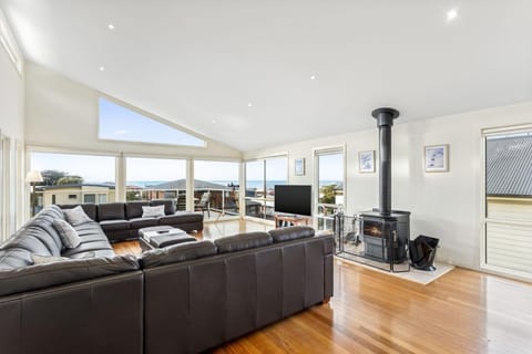 Seaview on Seaview Exceptional and Spacious With Sensational Views House in Apollo Bay