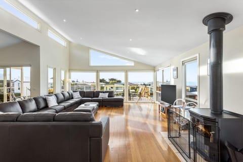 Seaview on Seaview Exceptional and Spacious With Sensational Views House in Apollo Bay