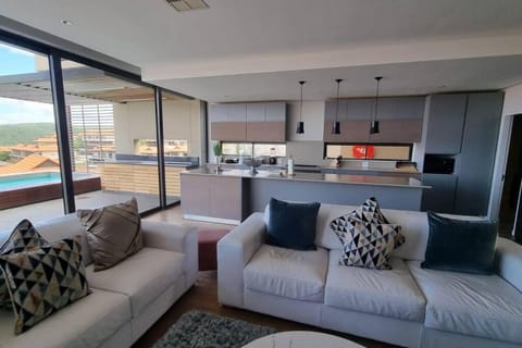 Sea Facing 4 Bedroom Holiday Home in Zimbali Villa in Dolphin Coast