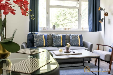 Stylish Flat 2 Bedroom with Free Wifi & Parking Chigwell Epping London Condo in Ilford