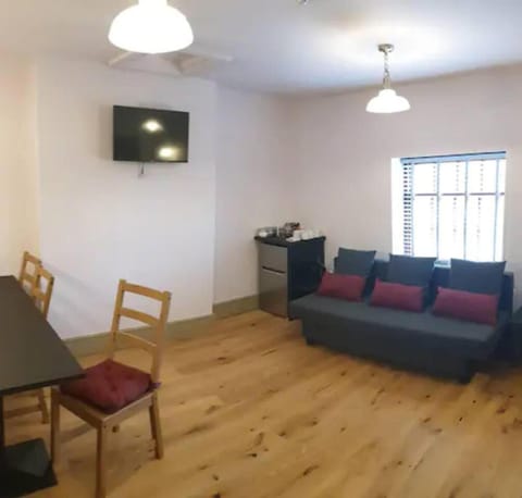 Sparks - Family Suite in Canalside Guesthouse Condo in Burnley