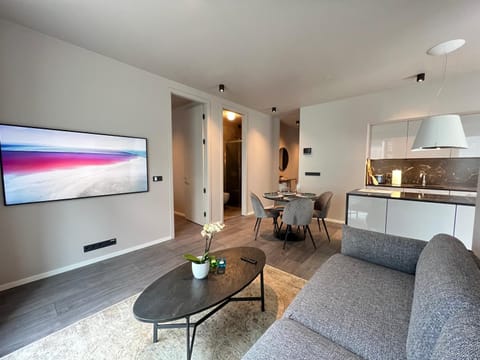 TV and multimedia, Living room, Seating area, Dining area