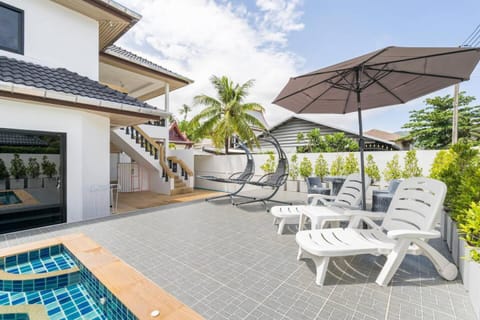 Property building, Patio, View (from property/room), Balcony/Terrace, Pool view, Swimming pool, sunbed