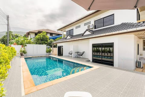 Property building, Day, Pool view, Swimming pool, sunbed