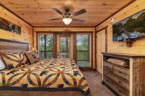 Take A Paws - 3 Bedrooms, 3 Baths, Sleeps 8 cabin House in Douglas Lake