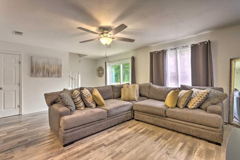 Updated Townhome with Deck about 12 Mi to Beaches! Casa in Niceville