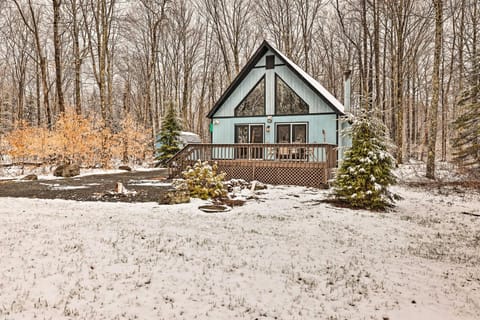 Charming Pocono Lake Cabin with Hot Tub and Fire Pit House in Coolbaugh Township