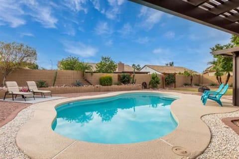 Cozy home with pool, fire table, BBQ, RV parking House in Mesa