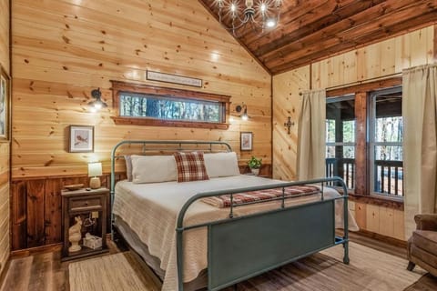 Large Luxury 2BR Cabin w Hot Tub Double Trouble was designed for fun comfort and memories minutes from buzzling Hochatown and beautiful Beaver Bend State Park House in Broken Bow