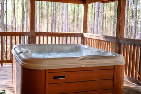 Large Luxury 2BR Cabin w Hot Tub Double Trouble was designed for fun comfort and memories minutes from buzzling Hochatown and beautiful Beaver Bend State Park House in Broken Bow