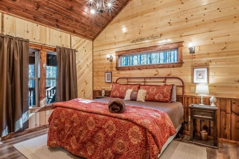 Large Luxury 2BR Cabin w Hot Tub Double Trouble was designed for fun comfort and memories minutes from buzzling Hochatown and beautiful Beaver Bend State Park House in Broken Bow