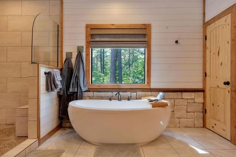 Gorgeous Idyllic Cabin w Hot Tub and Fire Pit Quittin Time is Secluded Romantic Oasis w Luxury Bathroom Double Shower and Bathtub Foosball Table Maison in Broken Bow
