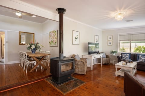 Flora Cottage House in Mudgee