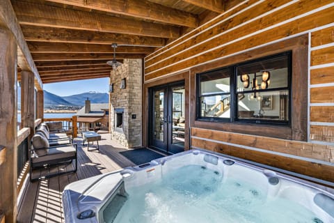 Brand NEW Located on Lake Estes Private Jacuzzi Two Patios Indoor and Outdoor Fireplace House in Estes Park