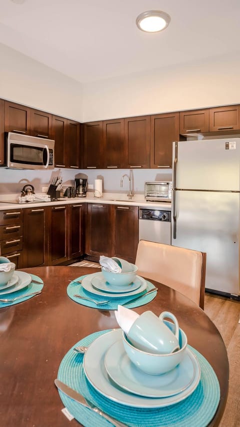 Coffee/tea facilities, Kitchen or kitchenette, dishwasher, oven, stove