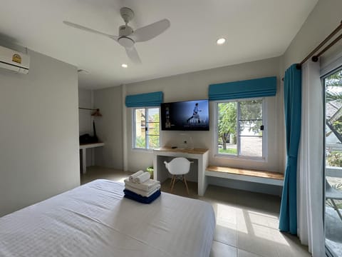 Bed, TV and multimedia, Photo of the whole room, Bedroom, fireplace, air conditioner