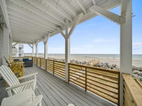 A Shore Thing 1 - OCEANFRONT and DOG FRIENDLY! Private beach access! townhouse House in Carolina Beach