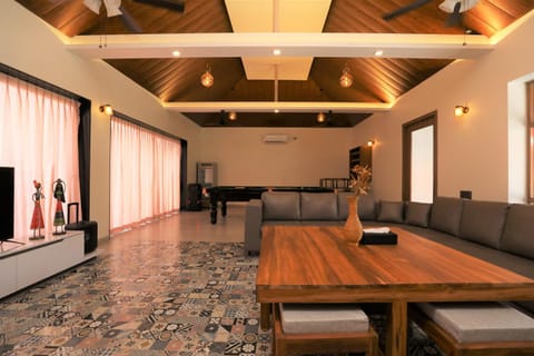 Communal lounge/ TV room, TV and multimedia, Living room, Seating area, Evening entertainment