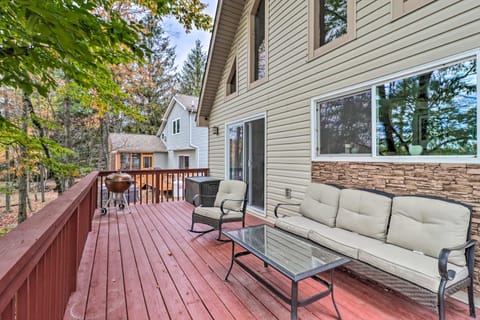 Pocono Lake Escape with Dock - Walk to Beach! Haus in Coolbaugh Township