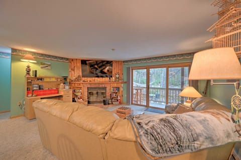 Riverfront Retreat with Deck 1 Mi to Loon Mtn! Condominio in Woodstock