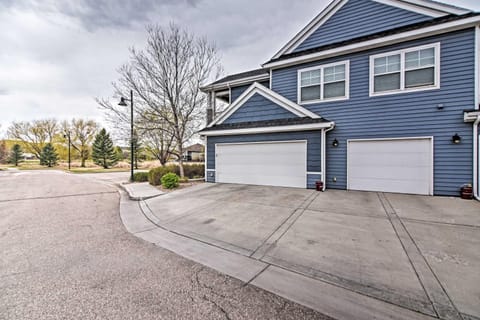 Windsor Townhome with Balcony and Golf On-Site! Haus in Greeley